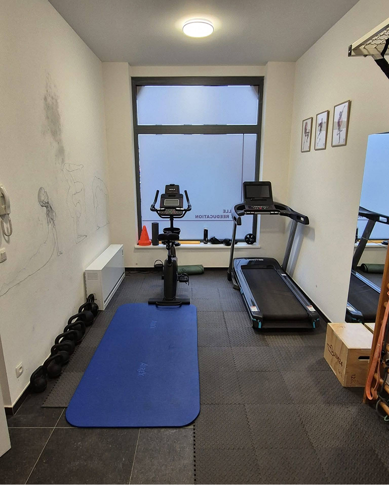 Espace de rééducation avec tapis et vélo