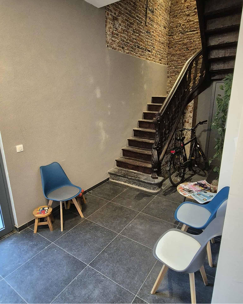Salle d'attente accueillante et apaisante